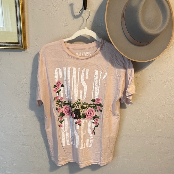Pink Graphic T-Shirt with Floral Design, Guns N’ Roses, size large - Picture 1 of 10